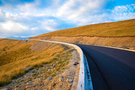 越过山脉的公路