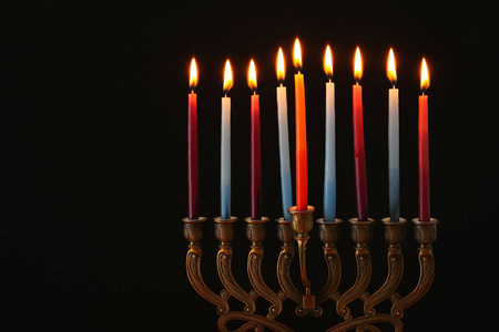 低关键的犹太节日光明节背景与烛台 传统烛台 形象和燃烧的蜡烛