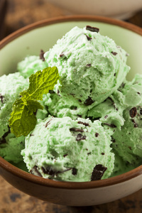 有机绿色薄荷巧克力屑冰淇淋