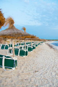 充足的日光躺椅在海滩上