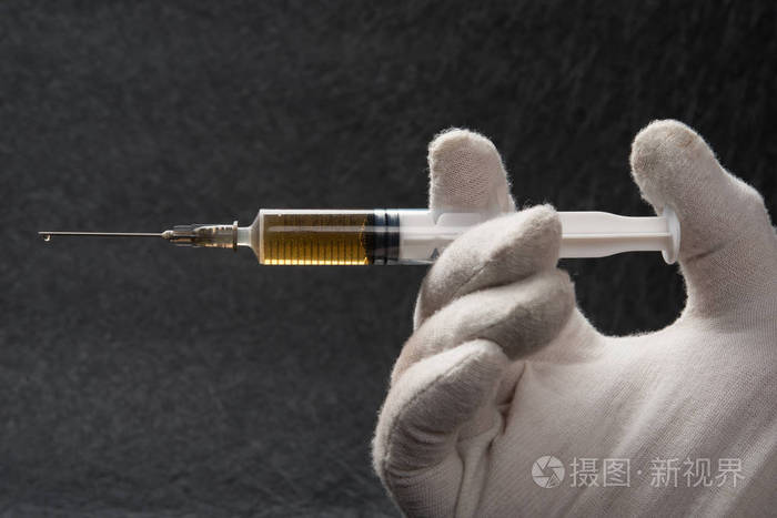 手持手套的注射器医疗注射