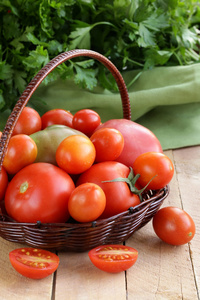 新鲜成熟的有机西红柿，木制的桌子上