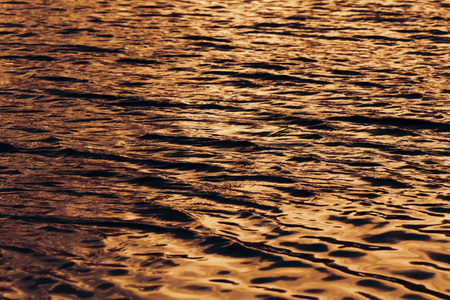 水面上的日落