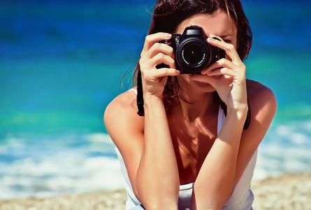 女摄影师在海滩上