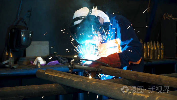通过 Mig 焊进行工人焊接施工。剪辑.工人