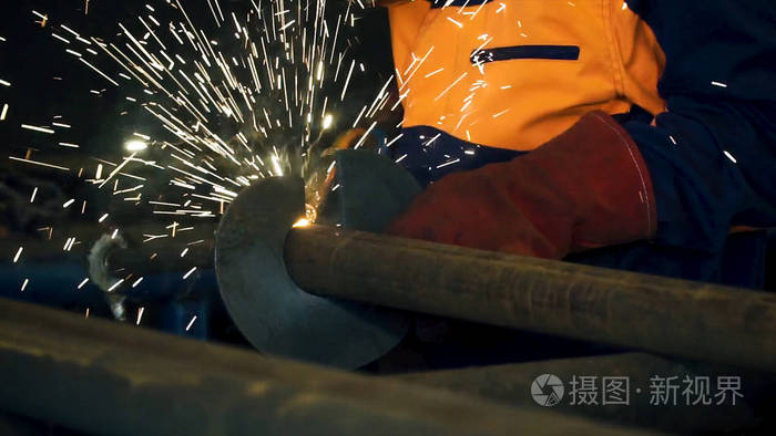 通过 Mig 焊进行工人焊接施工。剪辑.工人