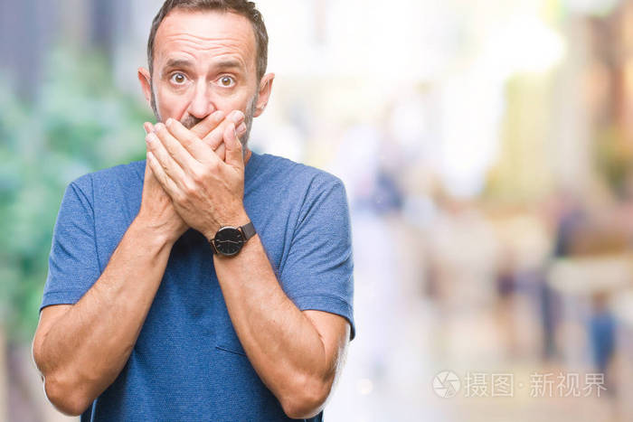 中年老人在孤立的背景下震惊地捂住嘴巴 误了手.秘密概念