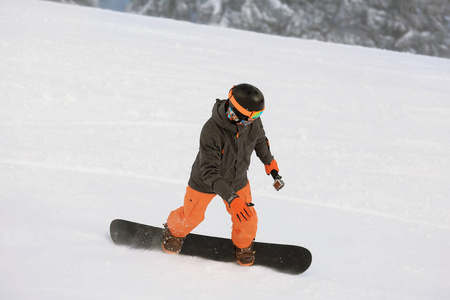 滑雪板滑雪背道而驰在雪度假村。寒假