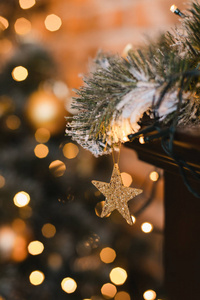 圣诞树上的圣诞节明星灯特写镜头。圣诞节背景与圣诞装饰