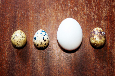 鹌鹑蛋和鸡鸡蛋木制的桌子上