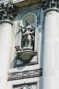 圣玛丽罗萨里奥教堂立面上的老雕像 G