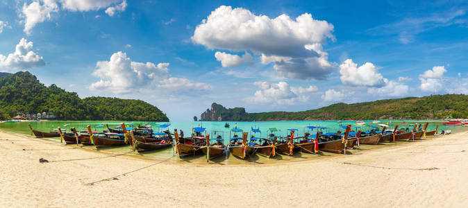 泰国 Dalum 海滩上的传统泰长尾船全景在夏天的时候
