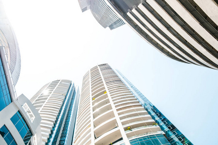 现代高层摩天大楼建筑与蓝天房地产