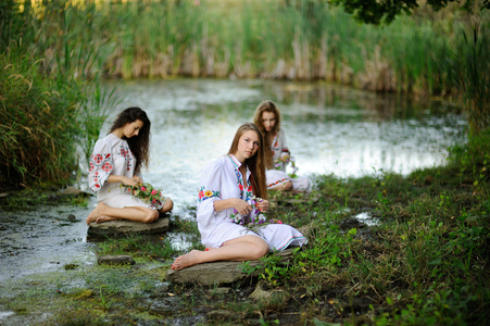 三个女孩在乌克兰民族服饰与佛罗里达州的花圈