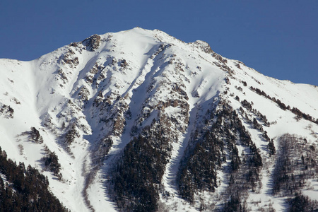 在晴朗的冬日里, 美丽的山峰上有着雪山的壮丽景色。Arkhyz 山, 俄罗斯