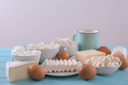 新鲜乳制品和鸡蛋在桌上