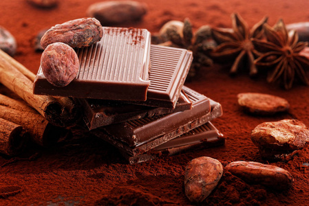 碎黑巧克力可可粉和咖啡豆放在木桌上