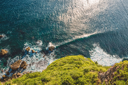 波浪蓝水海岸观