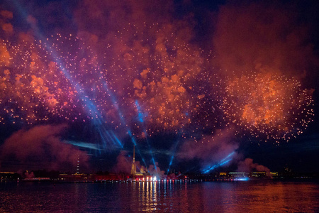 在圣彼得堡夜间五颜六色的烟花在圣彼得斯为一年一度的庆祝学校毕业生 猩红帆 在圣彼得堡