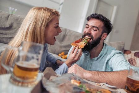 年轻夫妇喜欢在家吃比萨饼