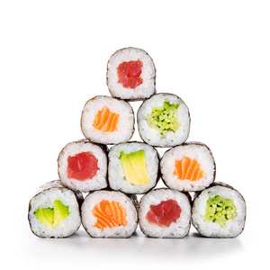 在白色背景的金字塔中的新鲜 hosomaki。寿司卷配鲑鱼金枪鱼鳄梨和黄瓜。传统日式食物与 maki。美味的寿司片