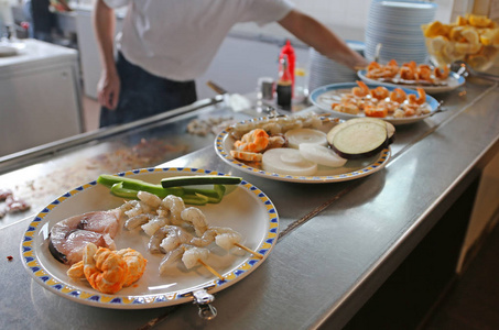 厨师在亚洲餐馆厨房烹调食物