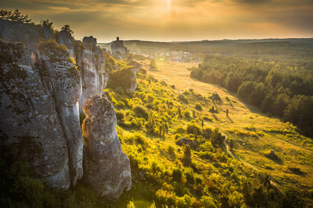 日落在岩石在 Mirow 在 krakowskoczestochowska, 西里西亚, 波兰