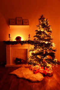 在房间里的壁炉旁的圣诞树