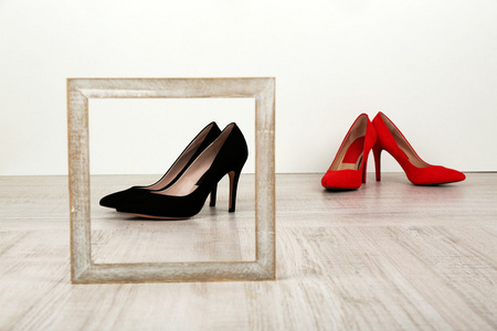 黑色和红色女鞋架在地板上