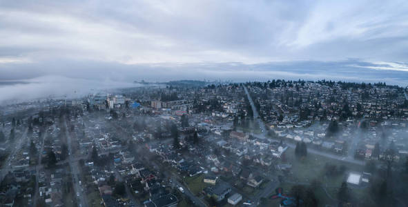 在大雾的日出期间, 城市住宅区的全景鸟瞰。在新西敏寺, 大温哥华, 不列颠哥伦比亚省, 加拿大