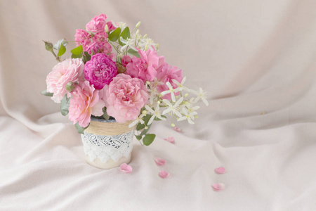 美丽的玫瑰在花瓶白色背景