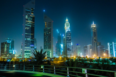 迪拜市中心到了晚上，阿拉伯联合酋长国
