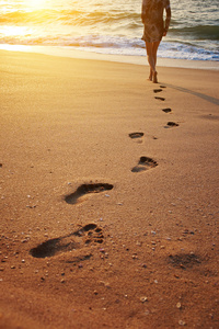海滩的沙子上的脚印
