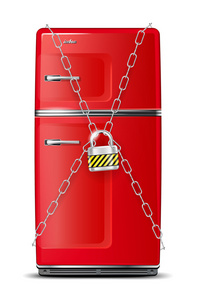 包裹在金属链带锁的红色冰箱图片
