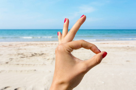 在蓝色海和天空背景, 夏天旅行, 假日假期概念背景的手标志