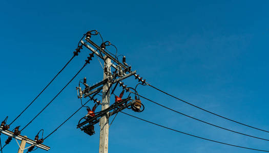 高压电线杆和输电线路, 蓝天清澈。电力塔。电力和能源工程系统。危险高压塔。电柱上的电缆线。电力行业