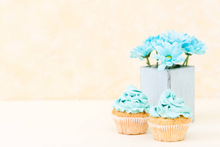甜蓝色奶油装饰和蓝色菊花在复古破旧别致的花瓶蛋糕