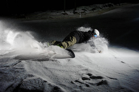夜间活动滑雪板骑下雪山山坡