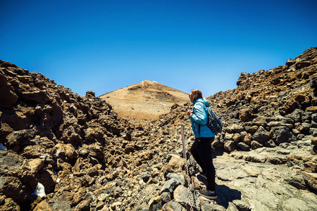 女孩在山之上云彩在山顶由火山 Teide, 特内里费岛, 加那利群岛, 西班牙