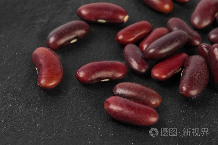 黑木桌上的红豆