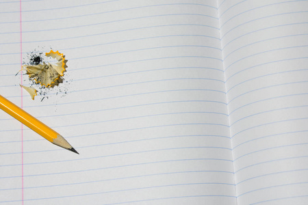 在一条线上的笔记本碎片的照片, 其中的铅笔和刨花从铅笔