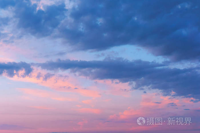 黎明时的粉红色和蓝色的天空 淡紫色的蓝天在夕阳下