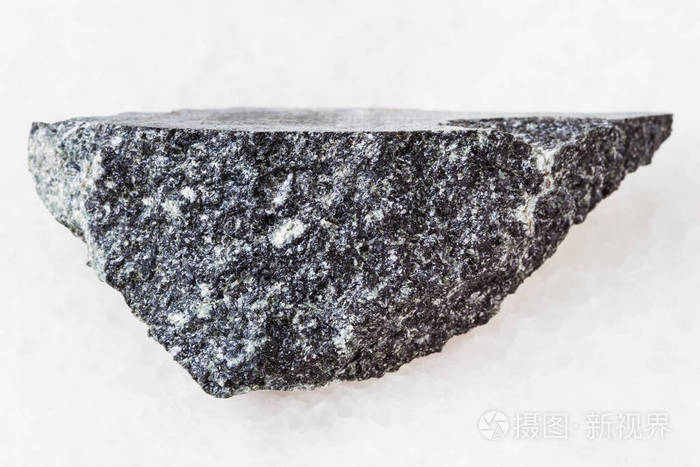 一块辉绿岩辉绿岩石头在白色