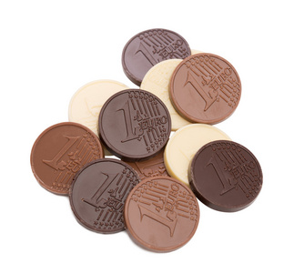 巧克力的欧元硬币，白色背景上孤立