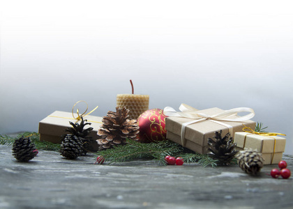 节日圣诞背景与木桌纹理的顶部视图