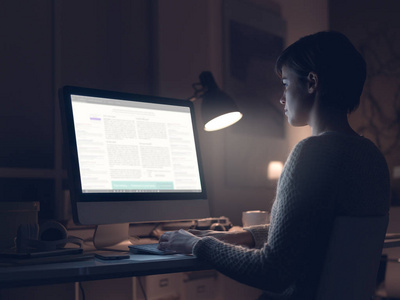 妇女工作与她的计算机和连接深夜, 计算机屏幕上的空白复制空间