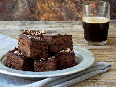 一块蛋糕巧克力布朗尼在木质背景。自制烘焙。复制空间