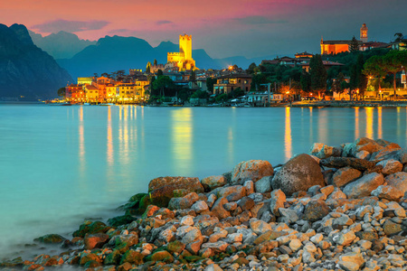 令人惊叹的 Malcesine 旅游胜地和五颜六色的日落, 爱尔兰的湖, 意大利