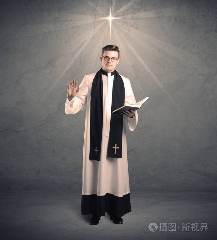 年轻的牧师在他的祝福照片-正版商用图片0861im-摄图新视界