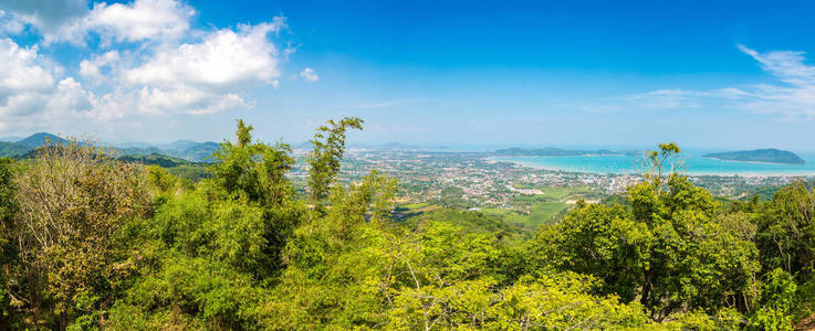 普吉岛全景在泰国在夏天的一天